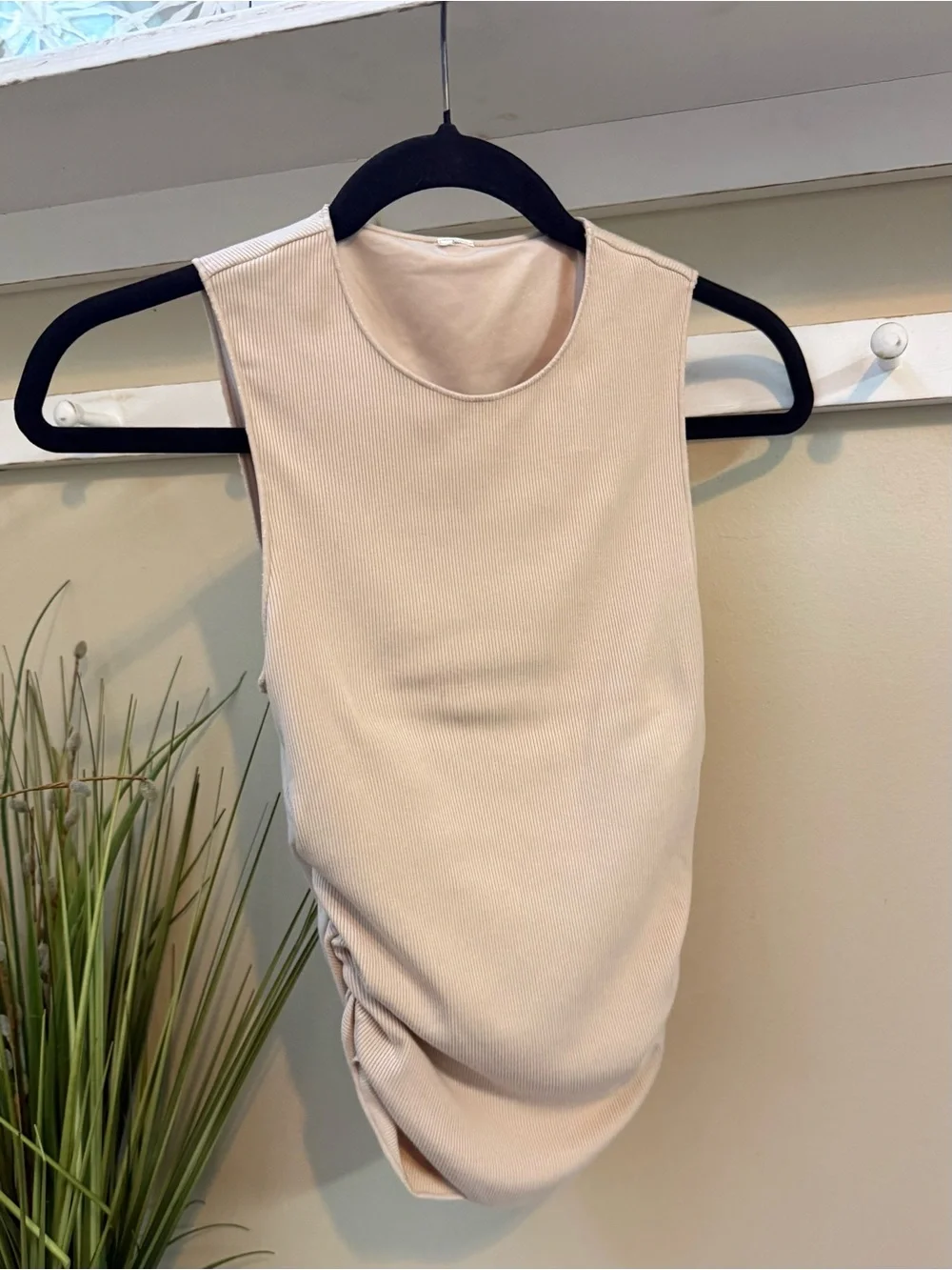 ALO Yoga En Point Ribbed Cream Tank Top Small 4 6 shirt Tan  EUC Built in Bra